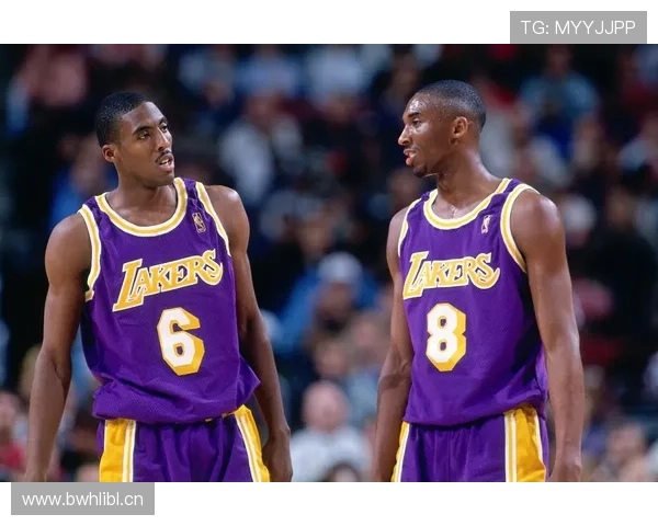 埃迪·琼斯利用挡拆拉开空间提升三分命中率，显著改善球队进攻节奏