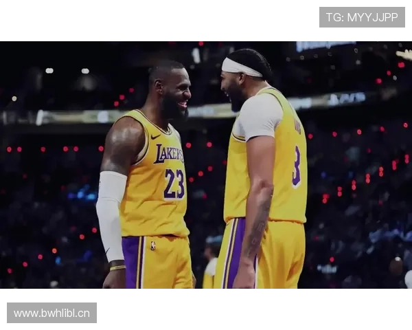 迈克尔·里德通过无球跑动拉开空间，助力团队提升三分命中率