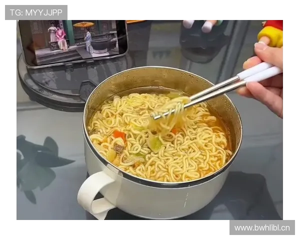 蔡赟家里的餐桌一摆，普通人那碗泡面都羞于露脸